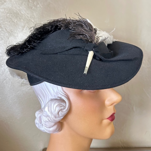 STRIKING 1940s\' BLACK FELT TILT HAT WITH BLACK/WHITE OSTRICH FEATHERS main image 9